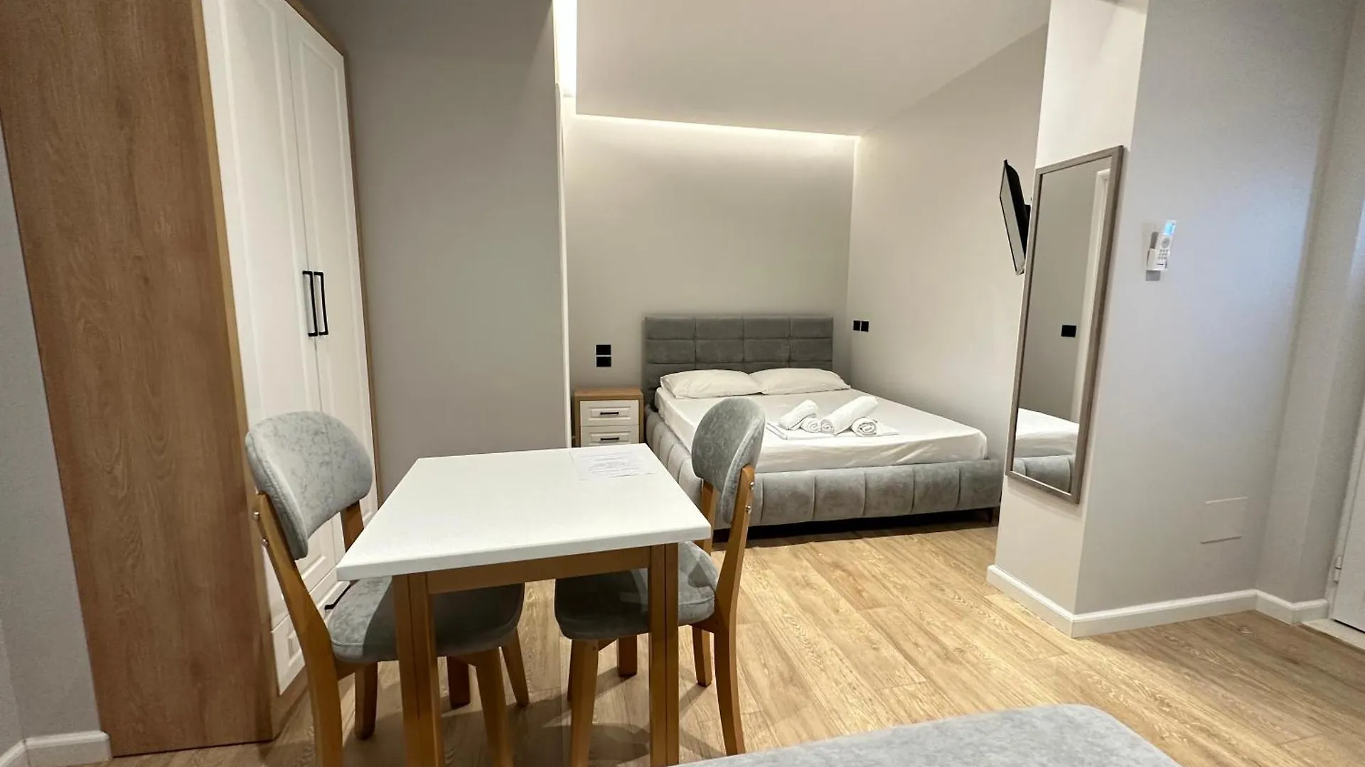 Maison Apartments Vlorë 0*,