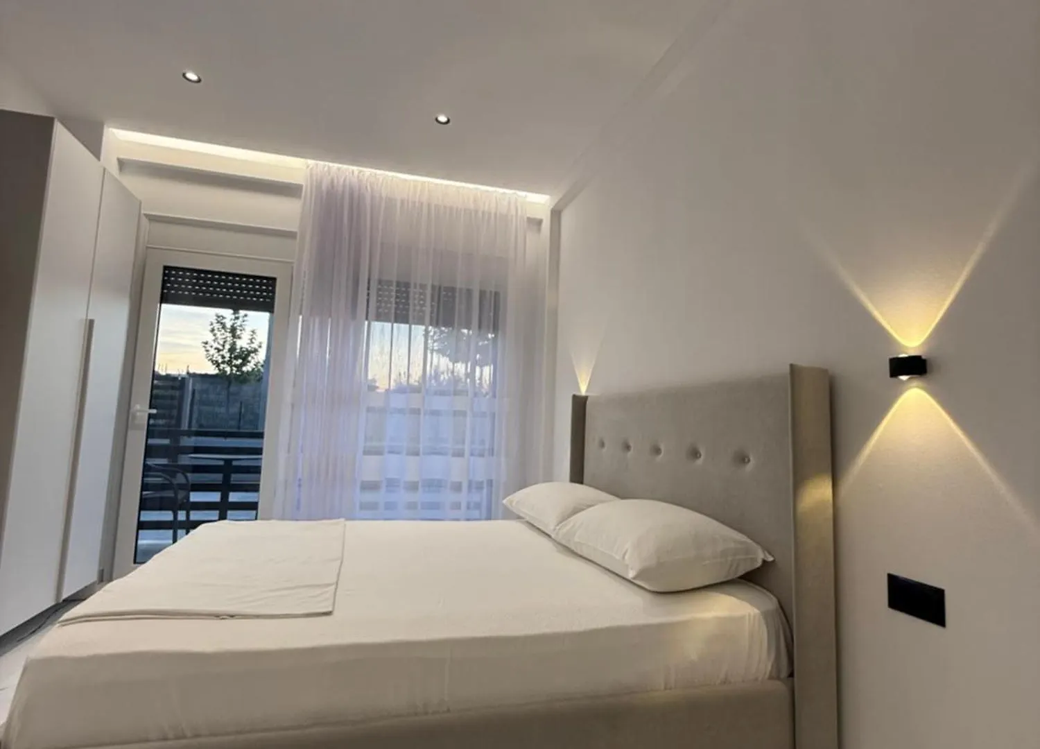 Maison Apartments Vlorë 0*,